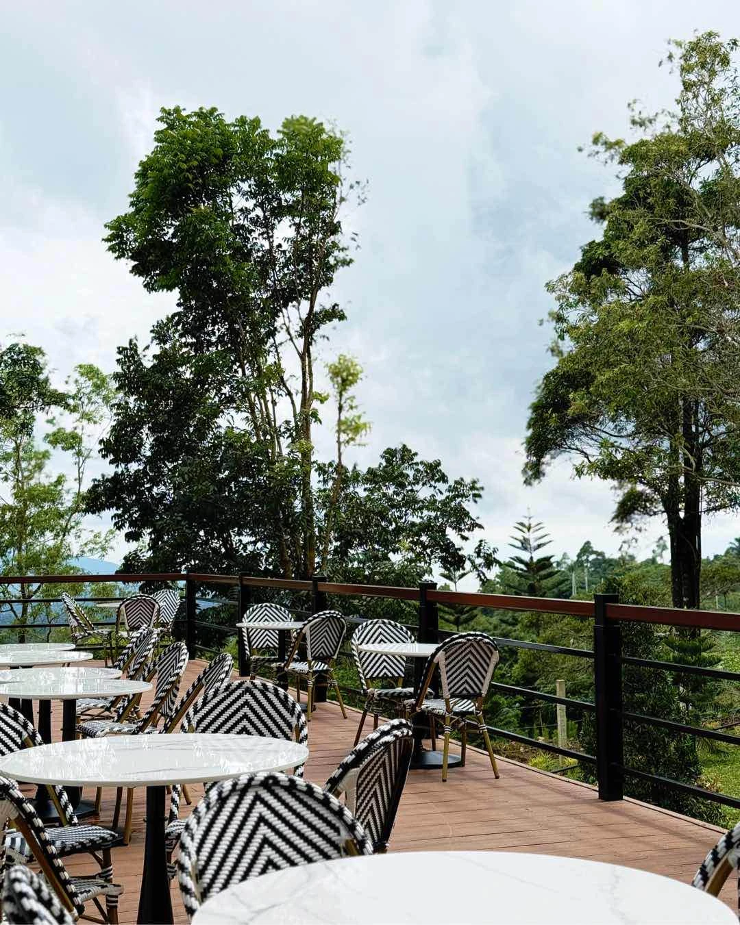 Al fresco area of Dean & DeLuca Tanay