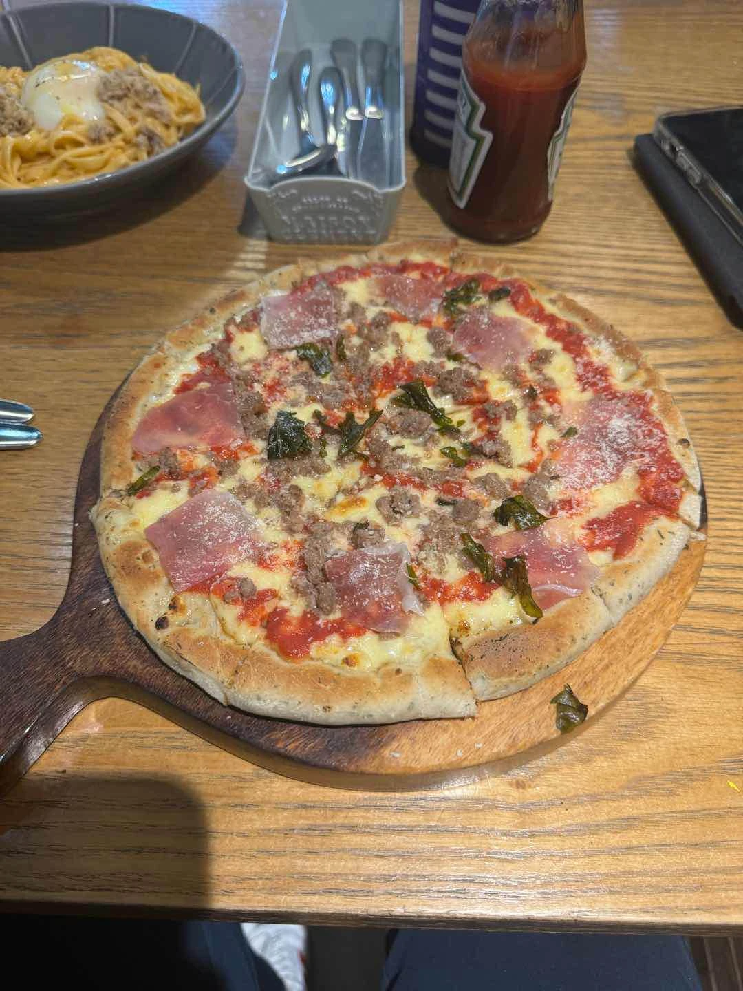 Sausage Prosciutto Margherita (PHP480.00)