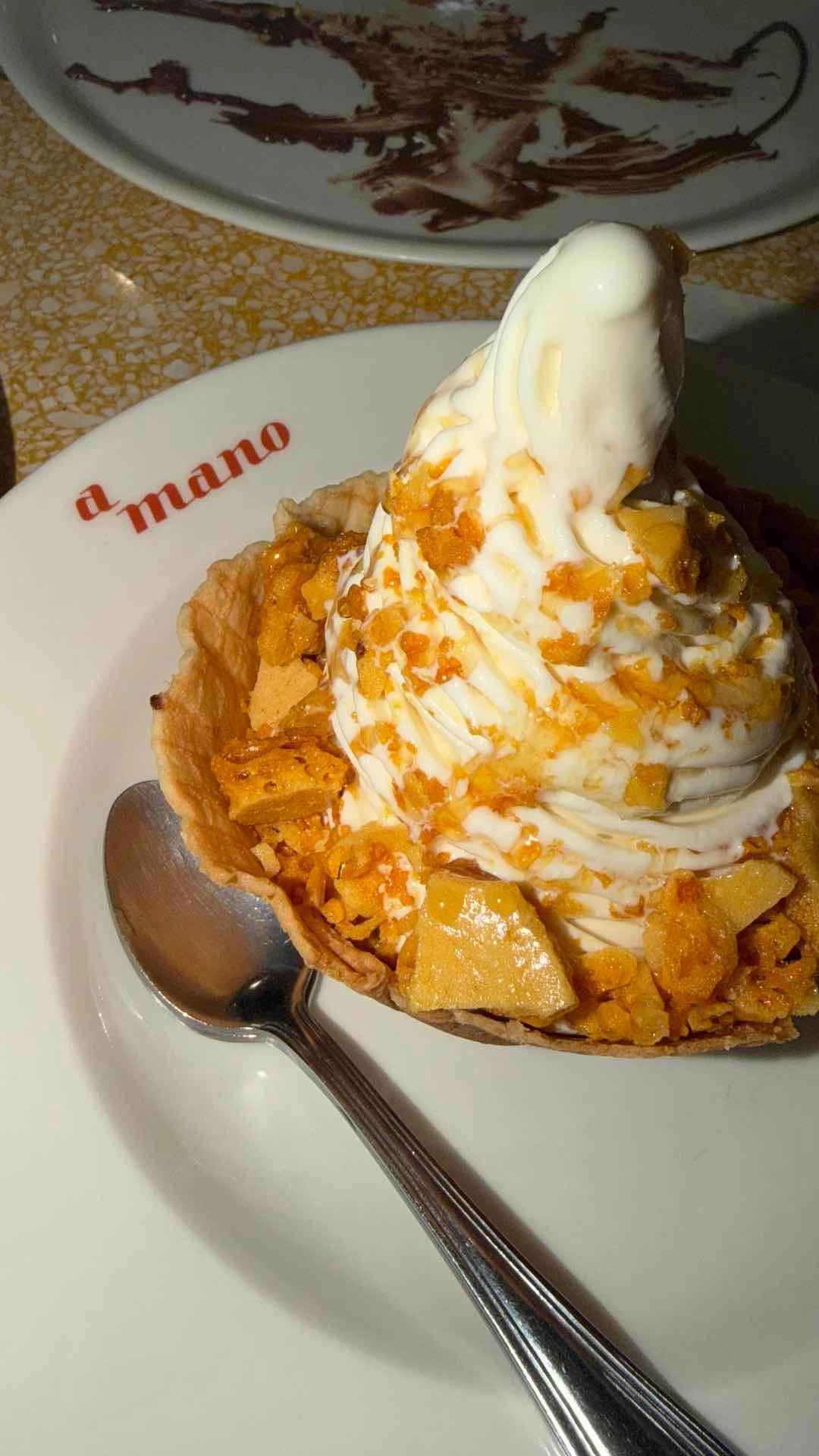 Honey & Honeycomb Burrata Soft Serve of a mano