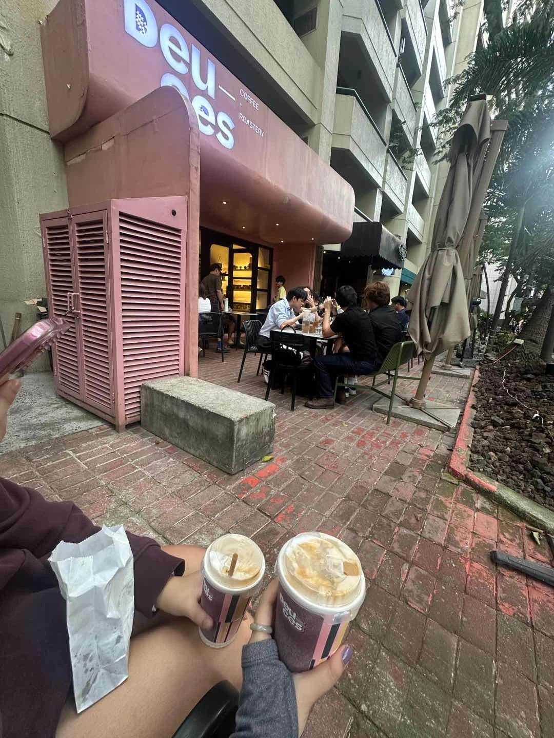 Ambiance of Deuces Coffee