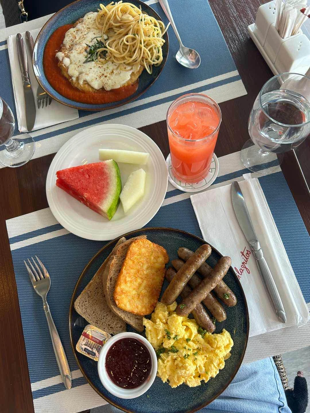  Chicken parmigiana and American breakfast of Milagritos