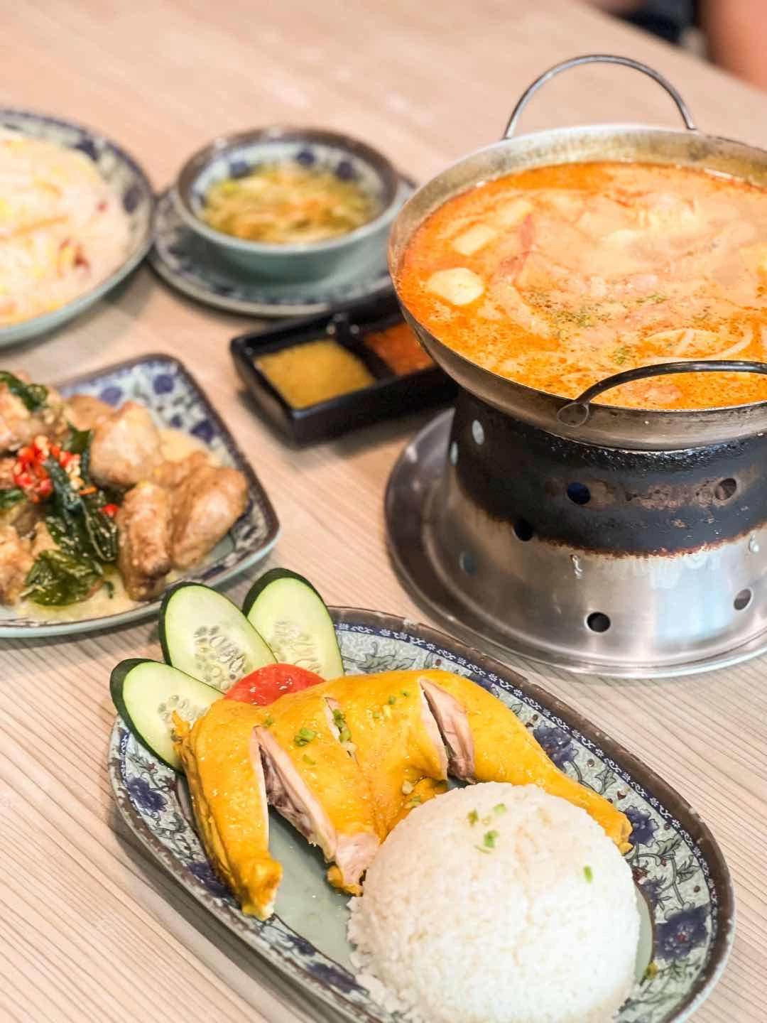 Laksa, hainanese chicken, salted egg spareribs of Bugis Singapore Street Food