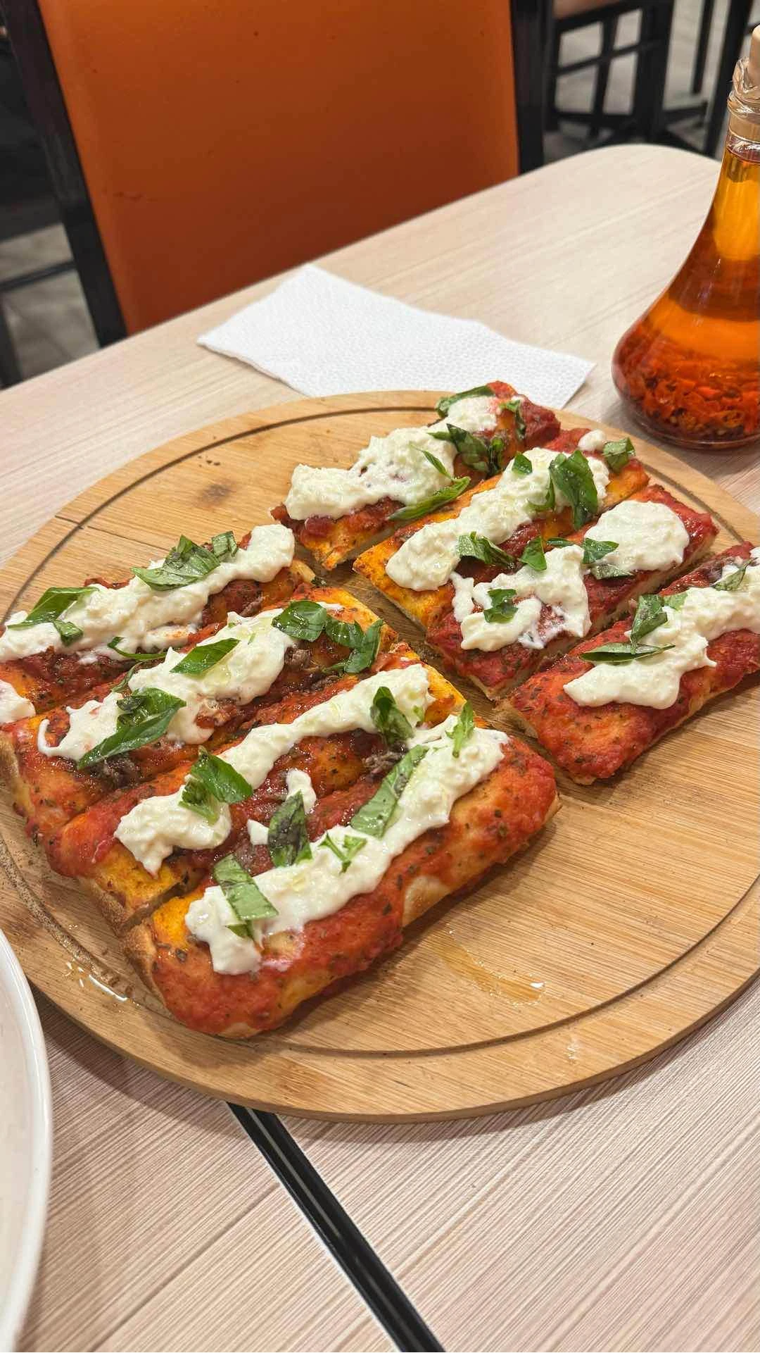 Pizza napoletana of Va Bene Pasta Deli