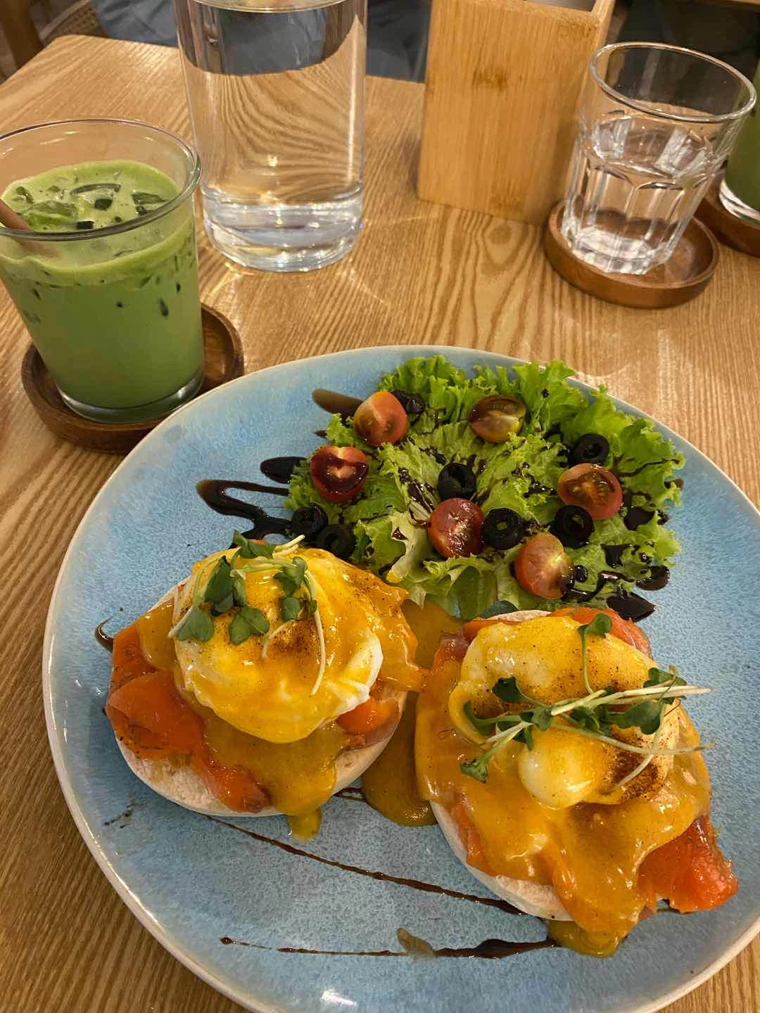 matcha latte and salmon benny - ⭐️⭐️⭐️⭐️ 