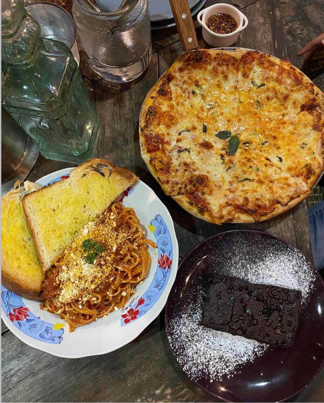 pizza margherrita and bolognese with complimentary brownies