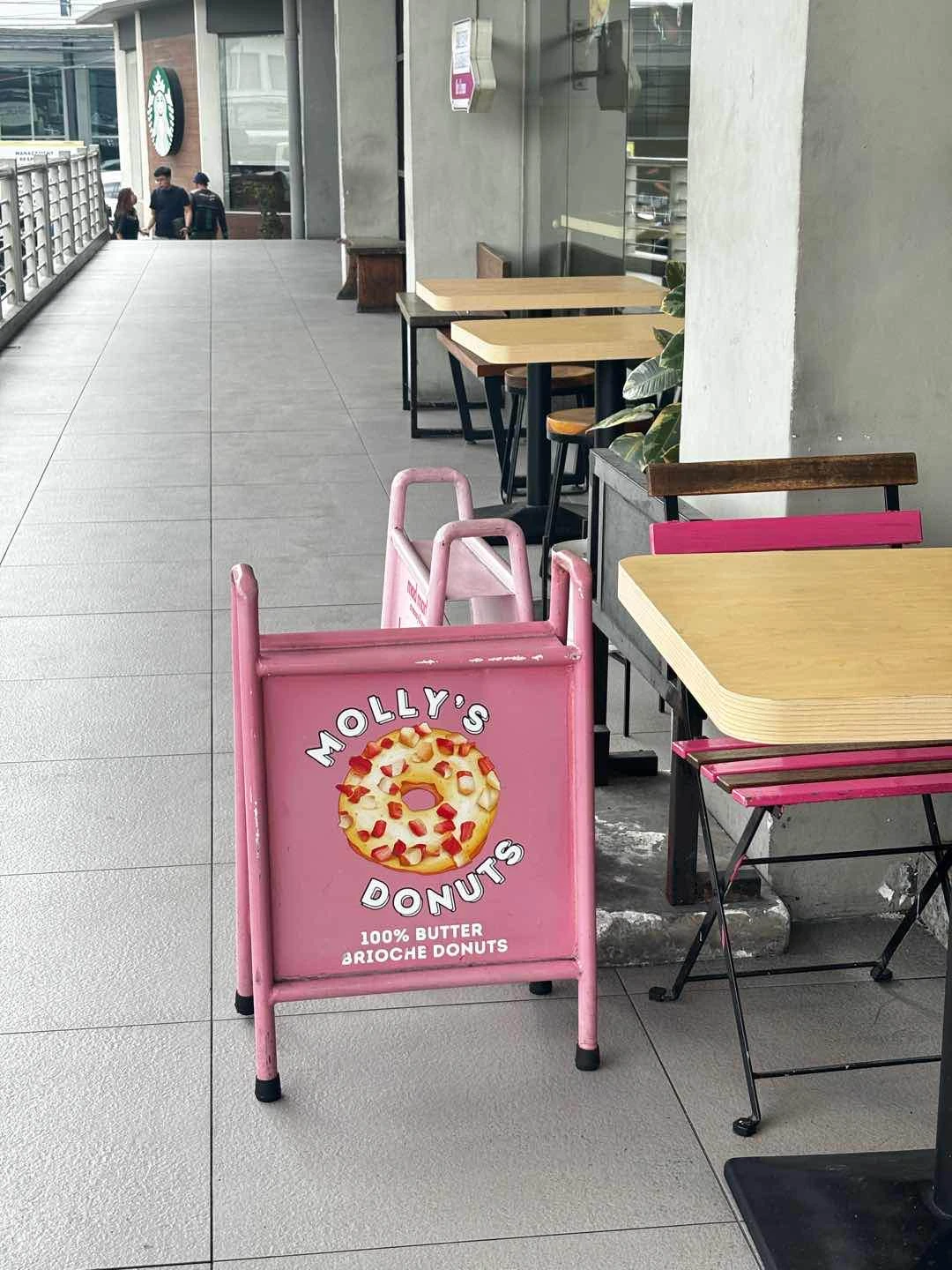 Ambiance of Molly's Donuts & Asian Cafe Eats Cafe