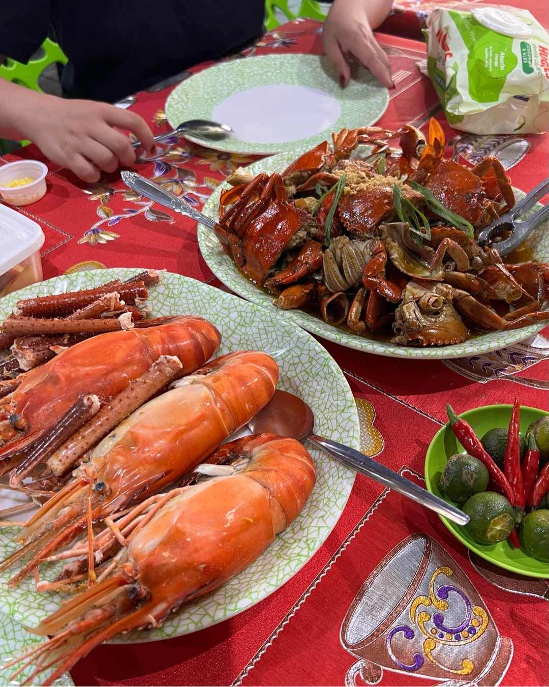 Steamed Ulang and Garlic Butter Alimango