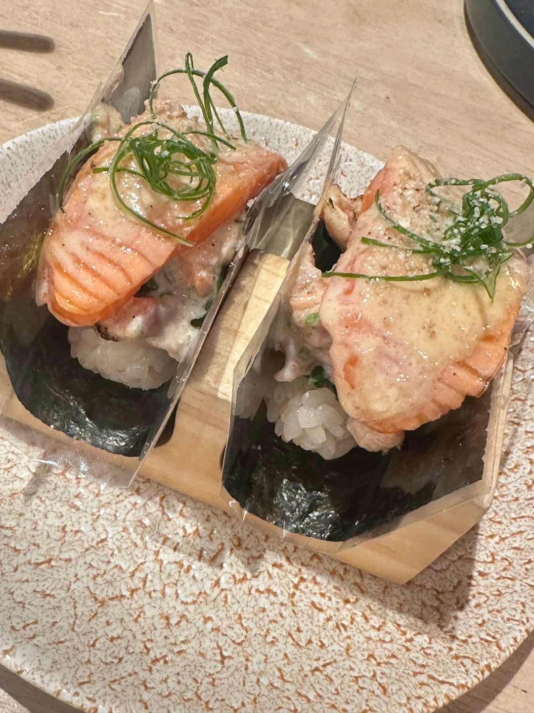 salmon aburi handroll