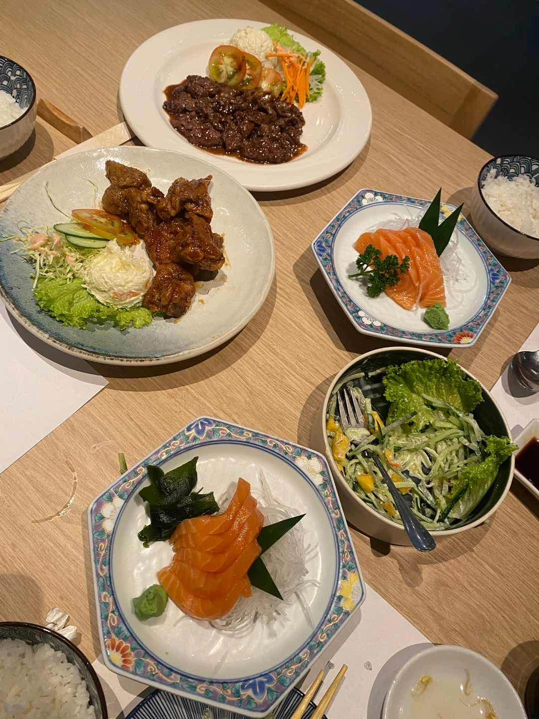 Salmon sashimi, Yakiniku style beef, Tori kuwayaki, and kani salad 