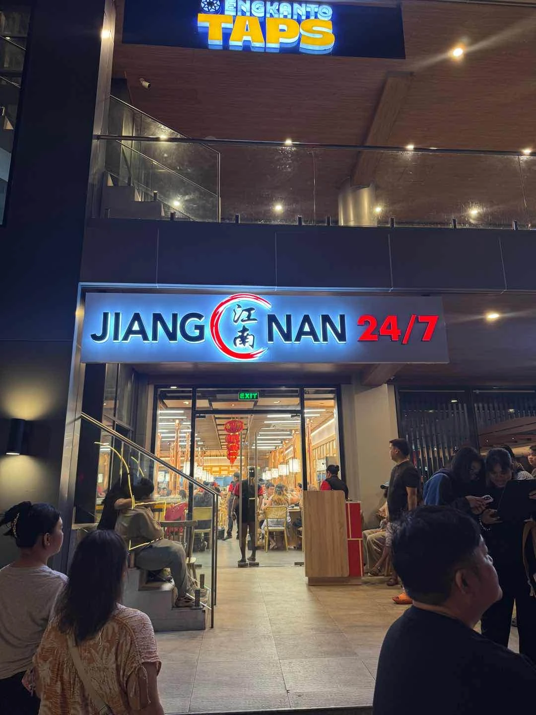 Started queueing 8 pm got seated at 10 pm since