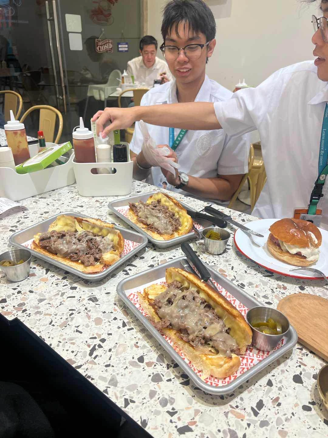 Ambiance of 717 DELI