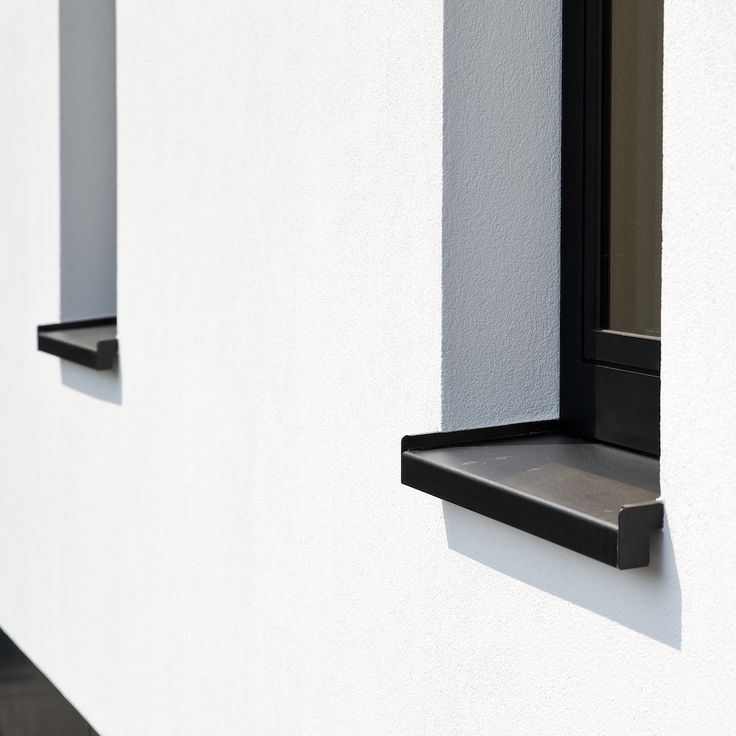 Witte crepi gevel met aluminium dorpels