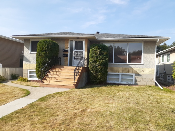 Photo of Sunny 3 bedroom main floor - great location! Property Image