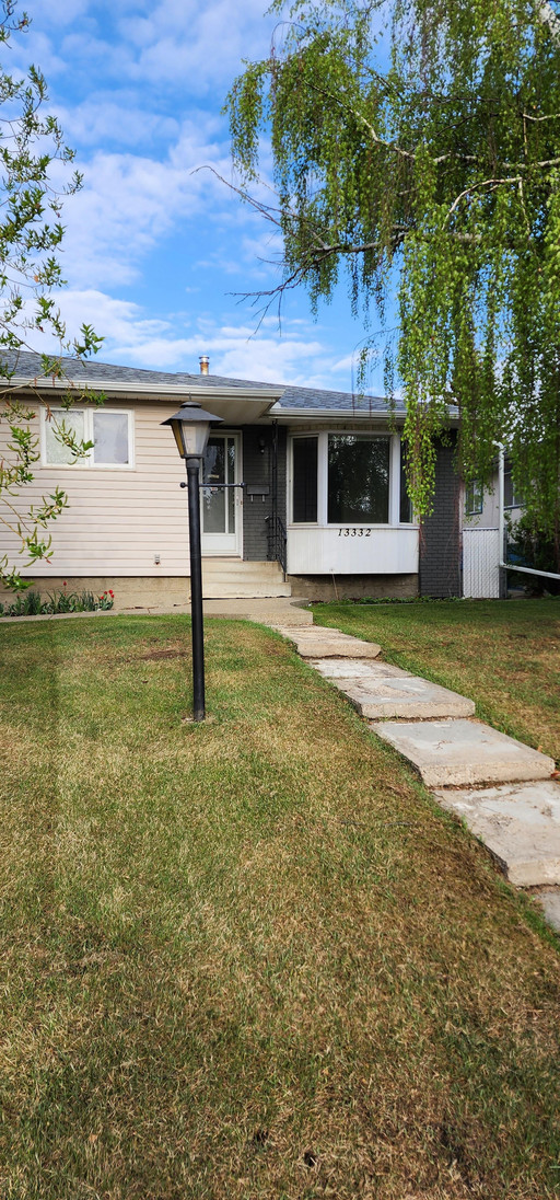 Photo of Spacious 3 bed 2 bath house*Fenced yard w/Deck*Lots of storage*Finished bsmt* Property Image