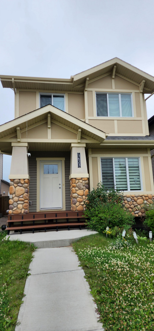 Photo of Spacious 3 bed 2.5 bath house*Double Garage*Fenced Yard w/Deck*Storage* Property Image