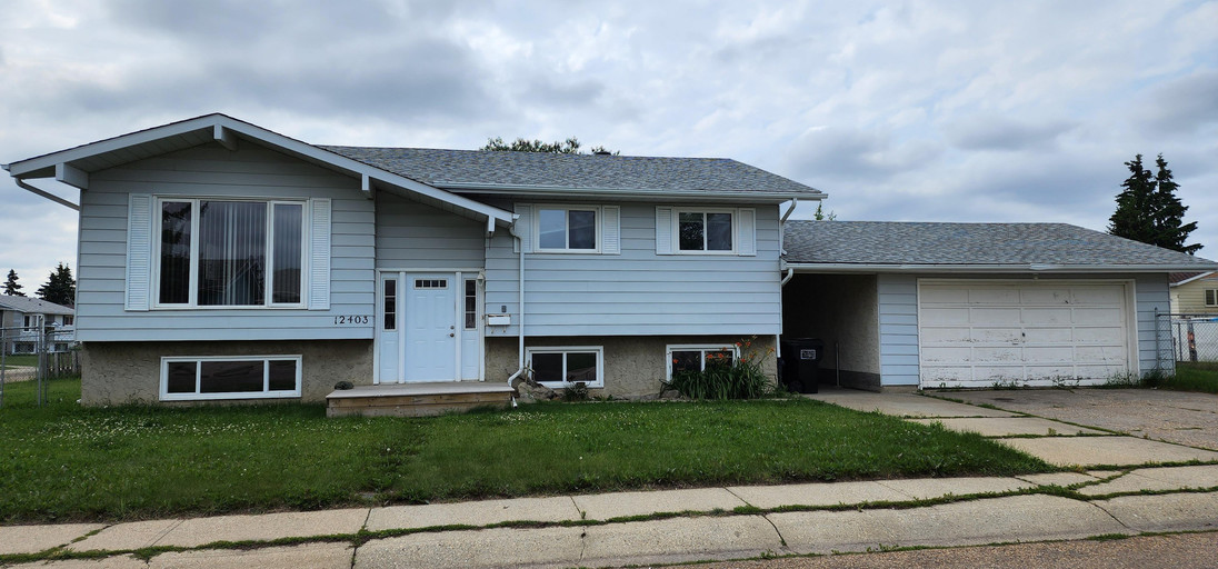 Photo of Large 5 bed 2 bath family home*Dbl garage*Fenced Yard*Finished basement* Property Image