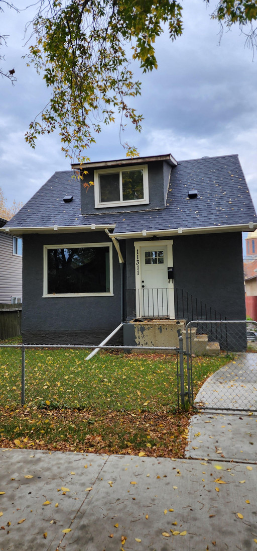 Photo of Cozy 4 bed 1 bath house*Fenced Yard*1 Month $1299*In-Suite Laundry* Property Image