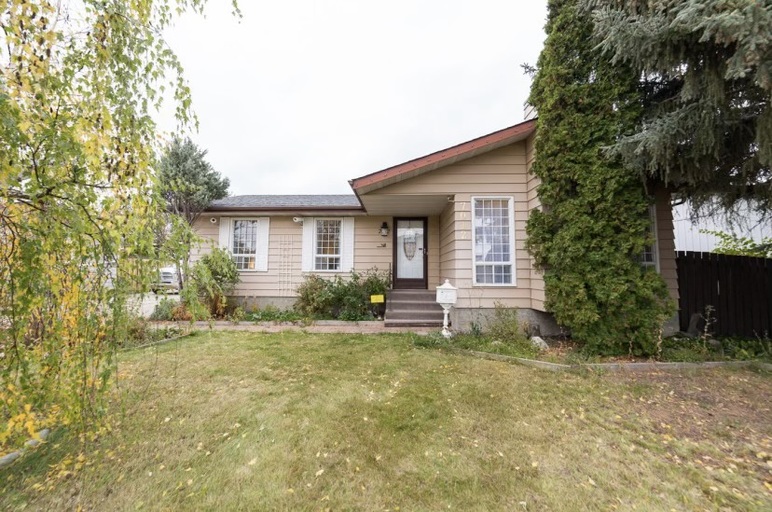 Photo of LARGE BUNGALOW WITH INLAW SUITE + DOUBLE GARAGE! Property Image