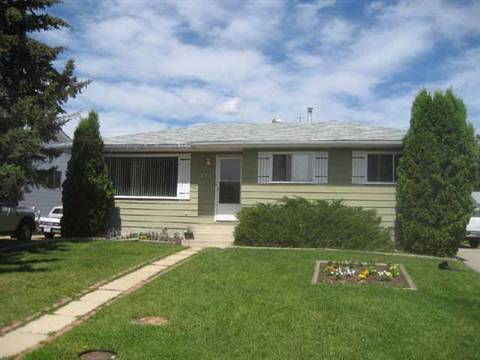 Photo of Warm & lonely 4 bedroom home in Redwater needs you! Comes with a self contained 1 BR suite. Property Image