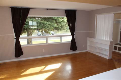Photo of 3 + 1 Bedroom Bungalow with In-Law Suite & Double Garage Property Image