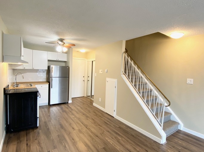 Photo of Renovated Top floor Large one bedroom (TWO-level) apartment with large balcony Property Image