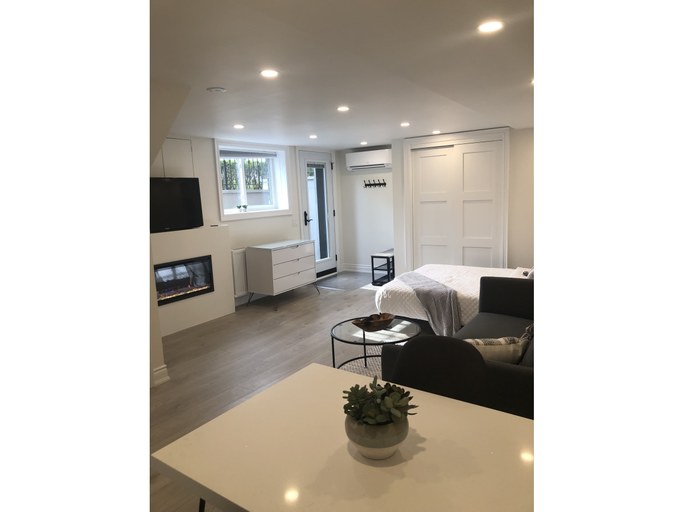 Photo of Fully furnished, all inclusive, turn key executive suite in upscale Kingsway neighbourhood. 5 min walk to subway. Property Image