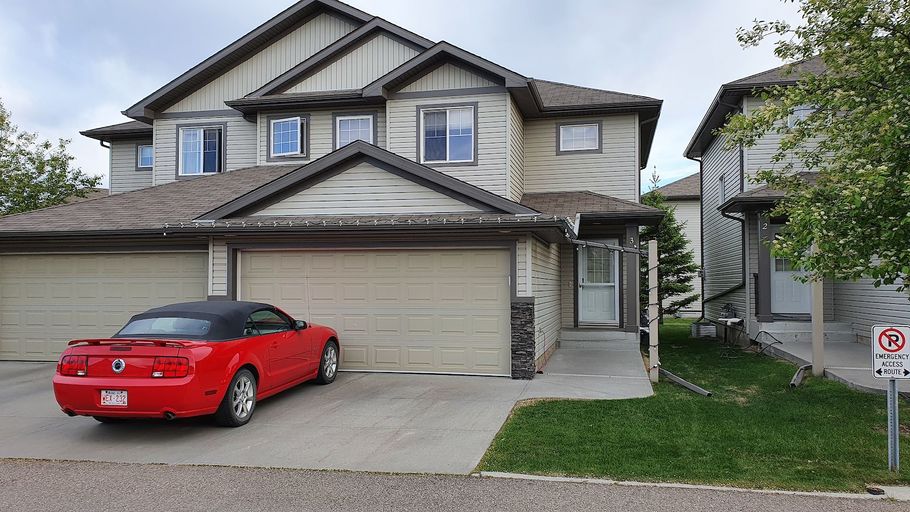 Photo of 3 Bedroom Townhouse with Double Garage and Finished Basement! Property Image