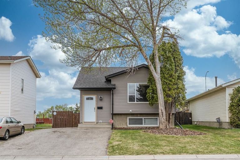 Photo of Discover this fantastic 3 Bedroom home in the vibrant community of Castleridge Property Image