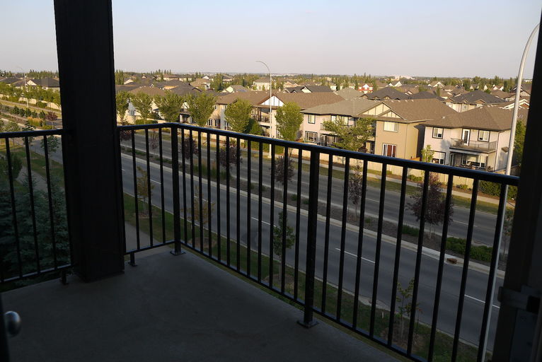 Photo of Large top floor Condo: 2 bedroom/ 2 bathroom plus den in SW Heritage Valley Property Image
