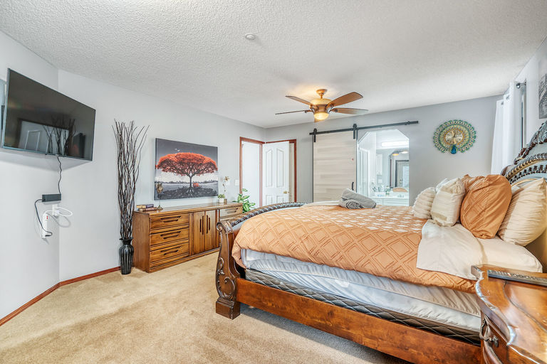 Photo of Cozy Family Friendly Home with Recreational and Gym Rooms, Hot Tub & Sauna! Property Image