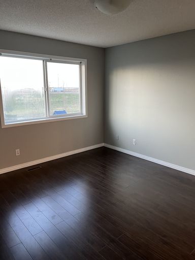 Photo of 3 bed room house with a bonus room Property Image