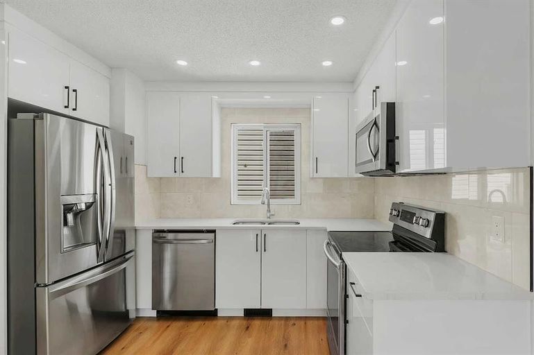 Photo of Huntington Main Floor Single house 2 beds and 1 bath Property Image