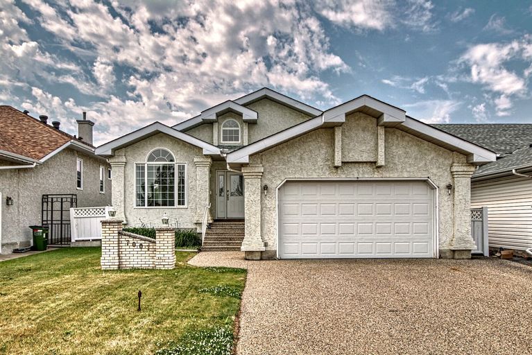 Photo of Detached Bungalow with 4 Bedrooms,3 Baths at Ozerna 158 Ave NW Property Image