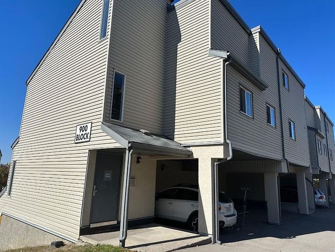 Photo of spacious 2 bedroom apartment just cross street from foothills hospital Property Image