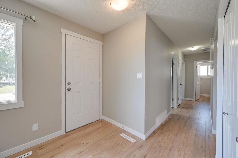Photo of Renovated & Bright 3 Bed 1.5 Bath Main floor*Fenced Yard*In-Suite Laundry* Property Image