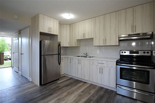 Photo of Town house community in a park like setting. Desirable community! Property Image