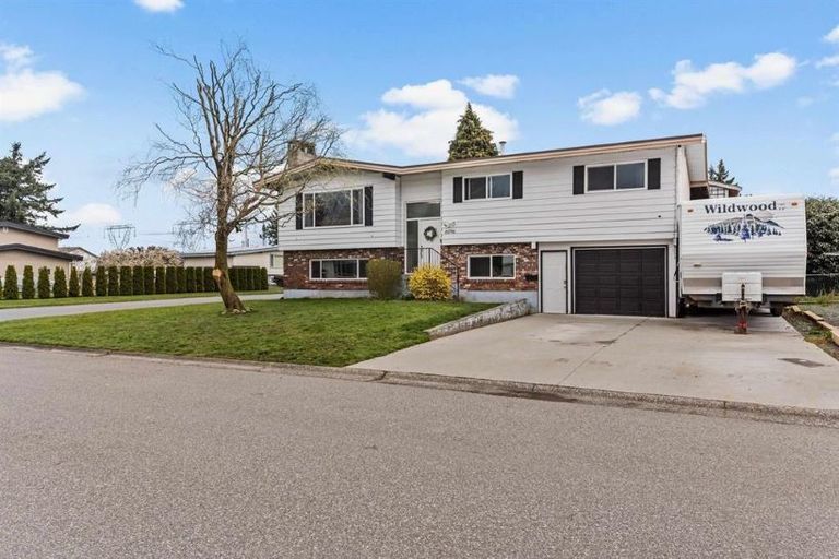 Photo of A Renovated 4Bedroom/1.5bathroom Main Floor of a house. Property Image