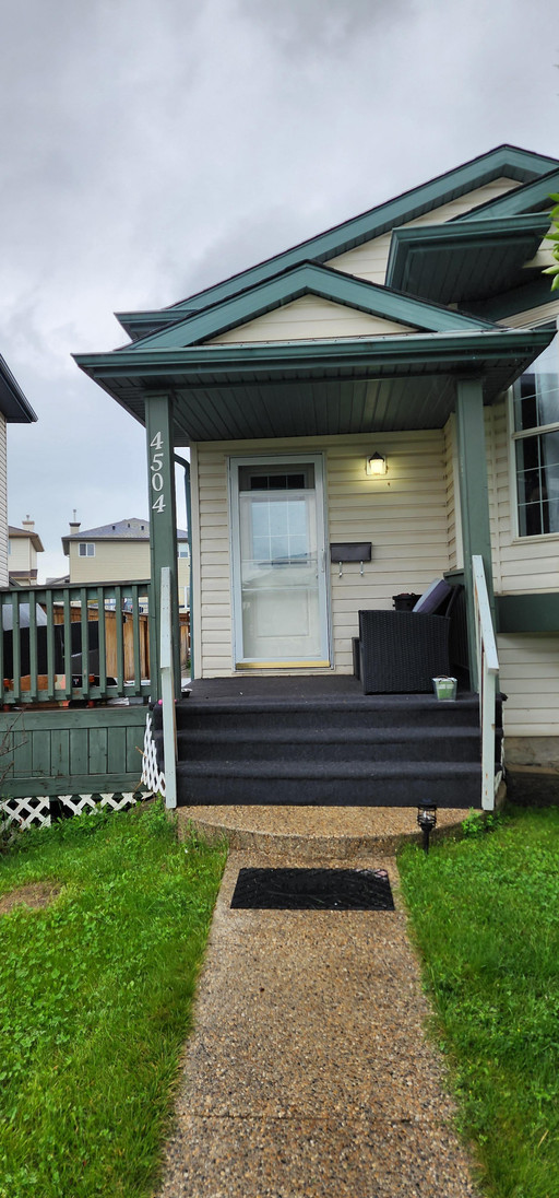 Photo of Spacious 3 bed 1 bath Main floor*In-Suite Laundry*Fenced Yard*Outdoor Parking* Property Image