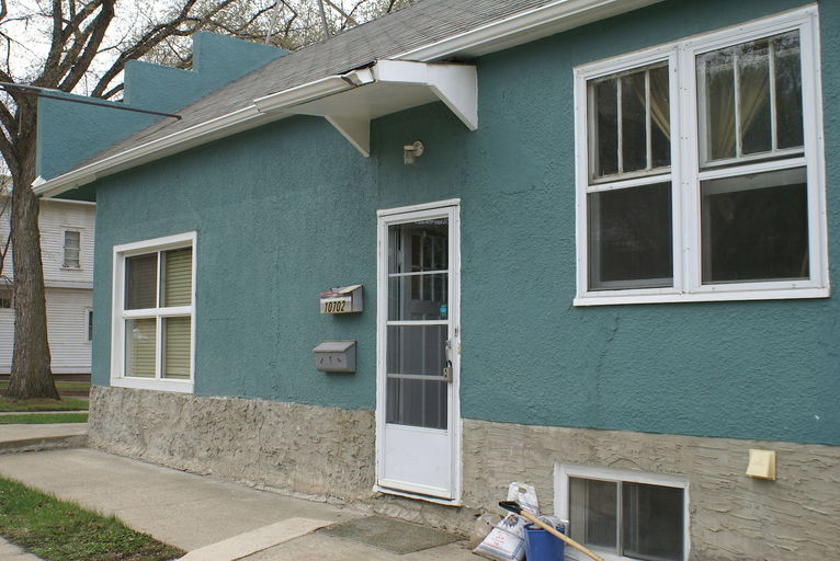 Photo of **Shared accommodation**Great walk to U of A 2 Renovated room bsmt suite Property Image