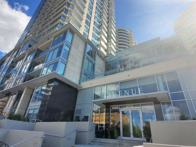 Photo of Corner 2 Bedroom + Den Downtown Condo with Beautiful SW River & Mountain Views Property Image