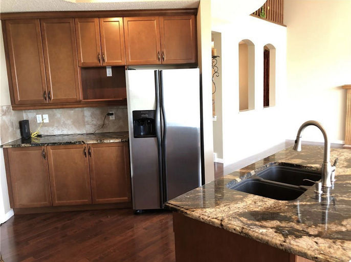 Photo of Large single house with finished walk out basement Property Image