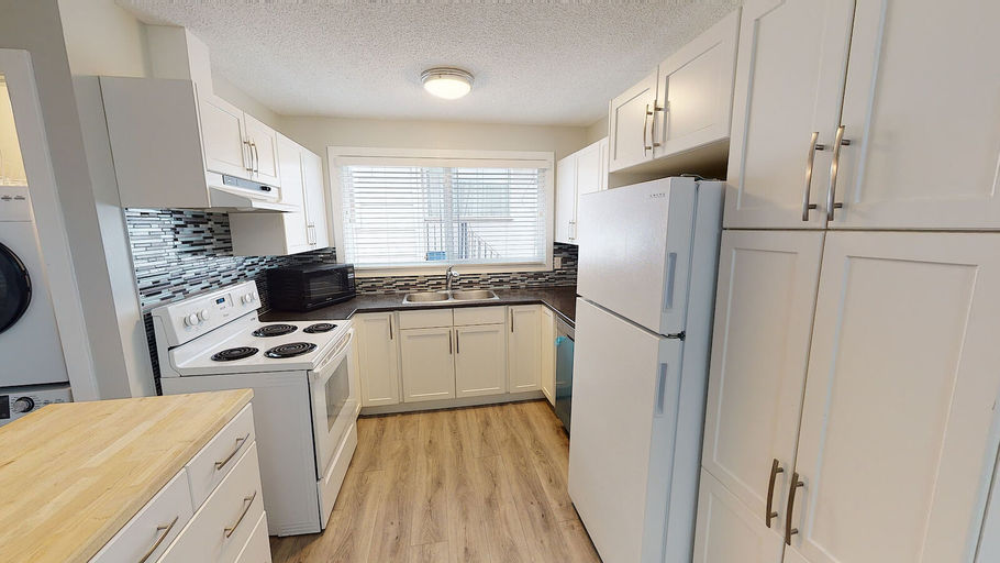 Photo of 3 BEDROOM MAIN FLOOR close to WEM Property Image