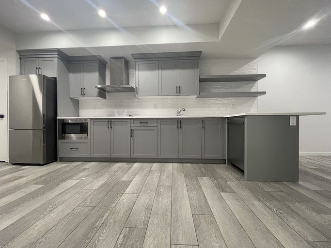Photo of Private room with SHARED kitchen and washroom - All Inclusive Brand New Walkout Property Image