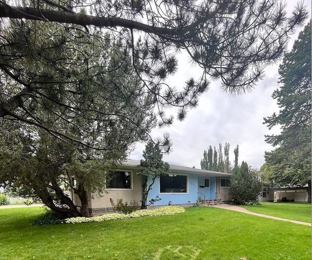 Photo of Large 3 Bedroom 2 Bathroom Main Floor Bungalow in Mature Neighbourhood Property Image