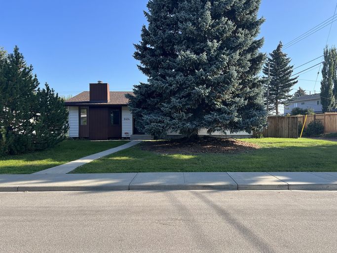 Photo of 4 Bedroom Bungalow with Garage Property Image