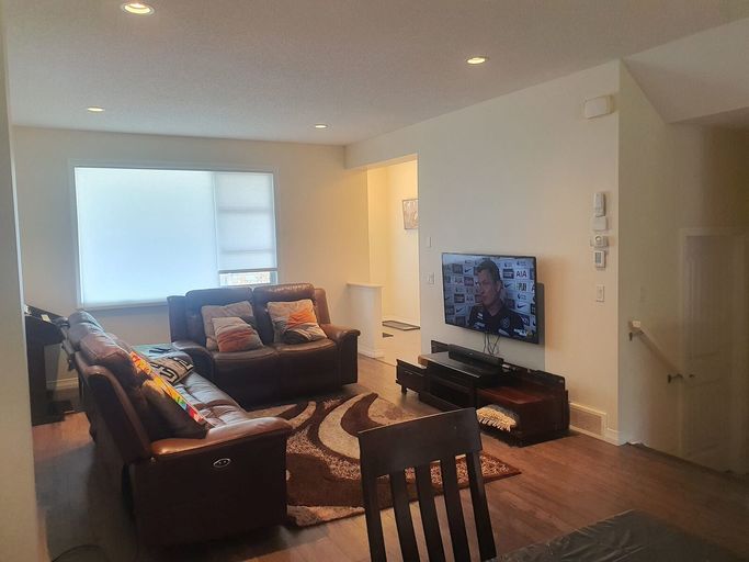 Photo of 3 bedroom, 2.5 bathroom duplex with 2 car garage Property Image