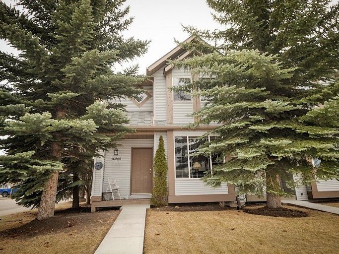 Photo of 3 Bedroom Townhouse + Basement – Prime SW Calgary Location, Shawnessy Property Image