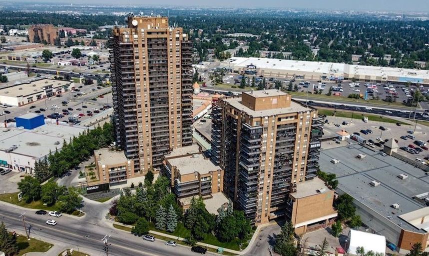 Photo of ***STUNNING END UNIT WITH PANORAMIC MOUNTAIN & URBAN VIEWS!*** Property Image