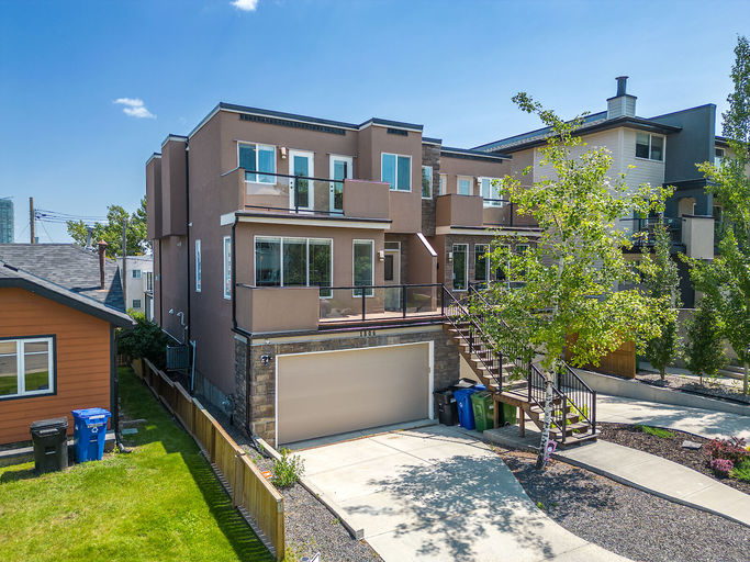 Photo of 2700sqft Executive Duplex - 7 mins from Downtown Property Image