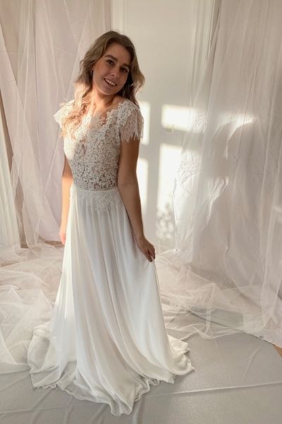 Kayla Dresses - Brudekjole med hvidt skørt og hvid blondeoverdel med korte ærmer